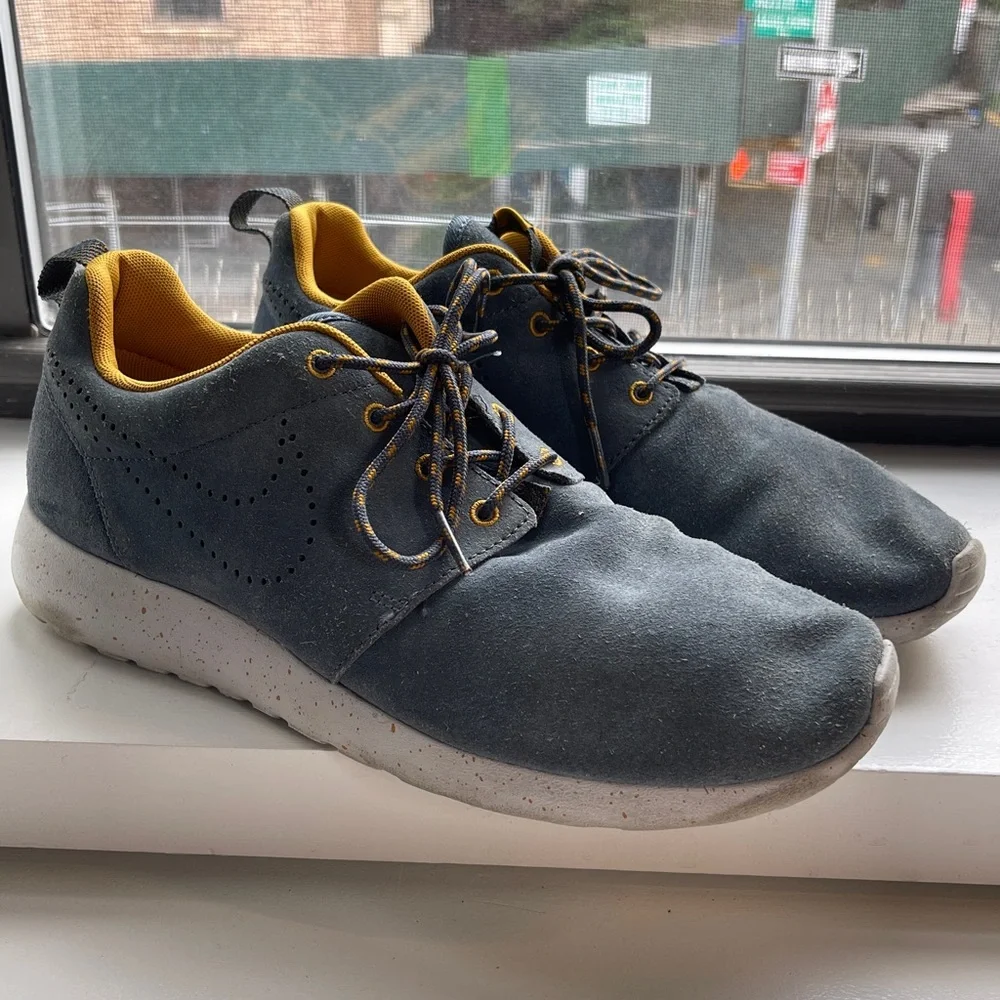 Nike Rosherun Blue and Yellow Athletic Shoes with Cushioned Design